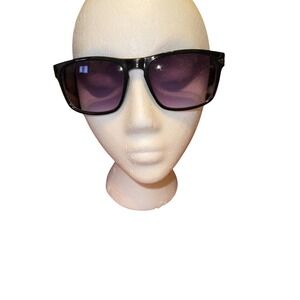 GUESS Women's‎ Black Sunglasses Gradient Lens Classic Style Designer Frames